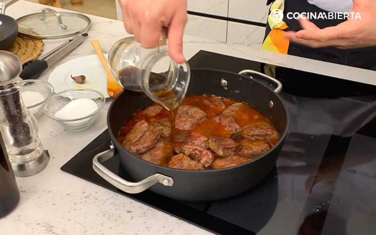 Incorpora la cerveza al guiso