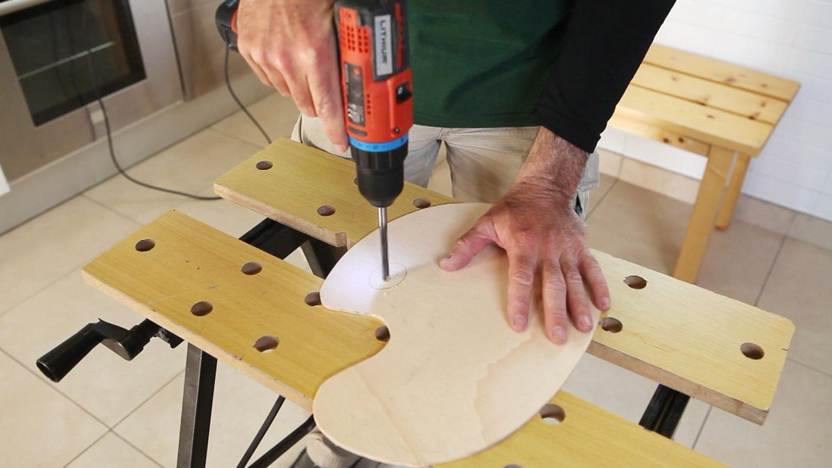 Cómo hacer una paleta de pintor paso 2