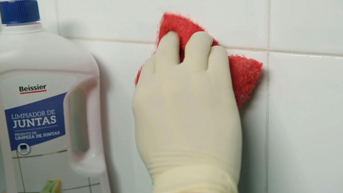 Reparar juntas desgastadas con masilla paso 1