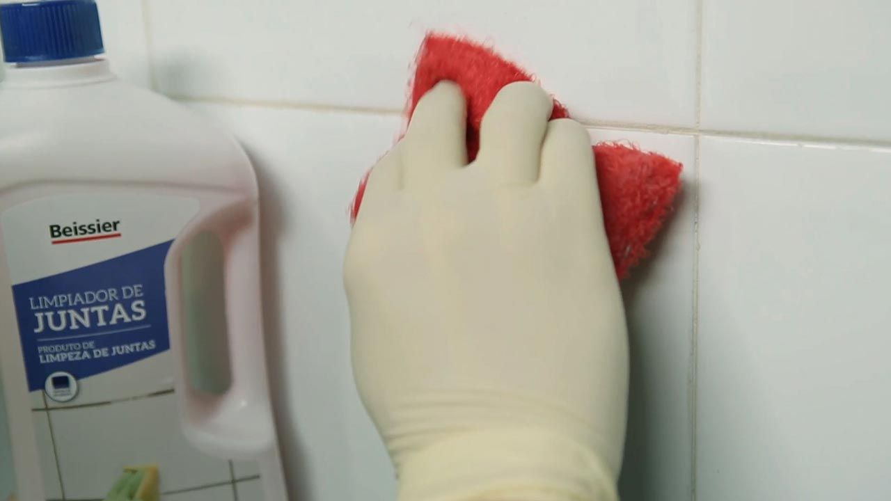 Reparar juntas desgastadas con masilla paso 1