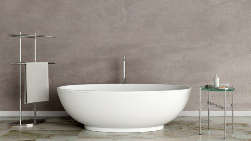 Un baño con microcemento en paredes