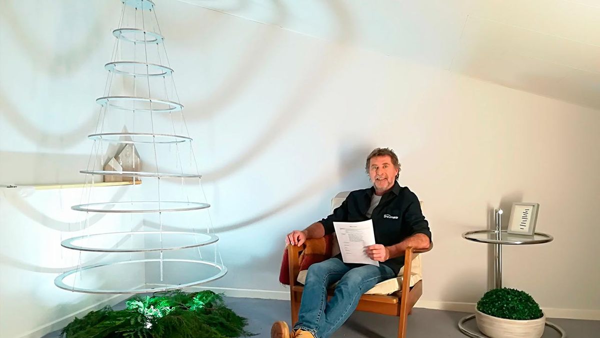 Como hacer un abeto de Navidad con aros de madera paso 14