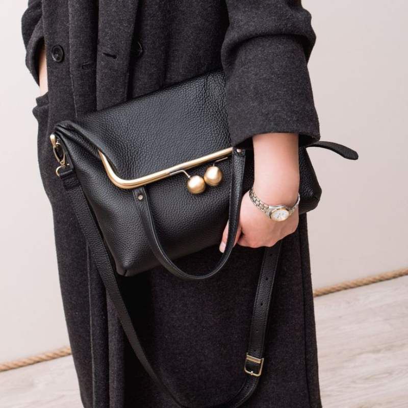 Bolso frame de piel doblado por la mitad