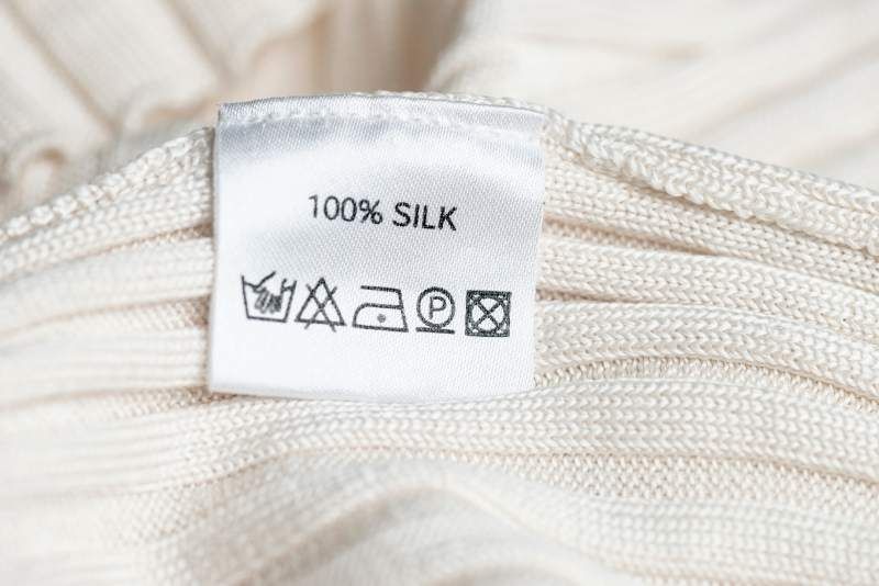 Etiqueta de lavado de una blusa de seda