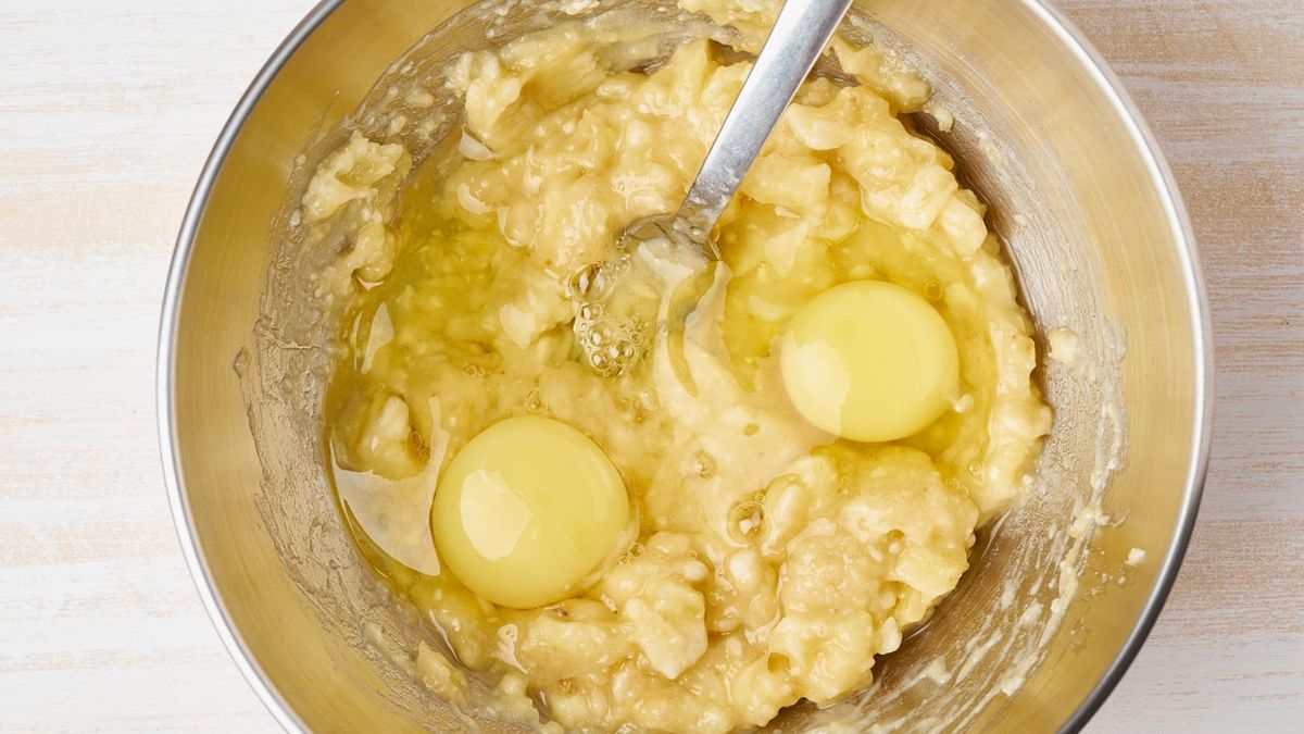 Cómo hacer banana bread (pan de plátano) con nueces y chocolate   Paso 2