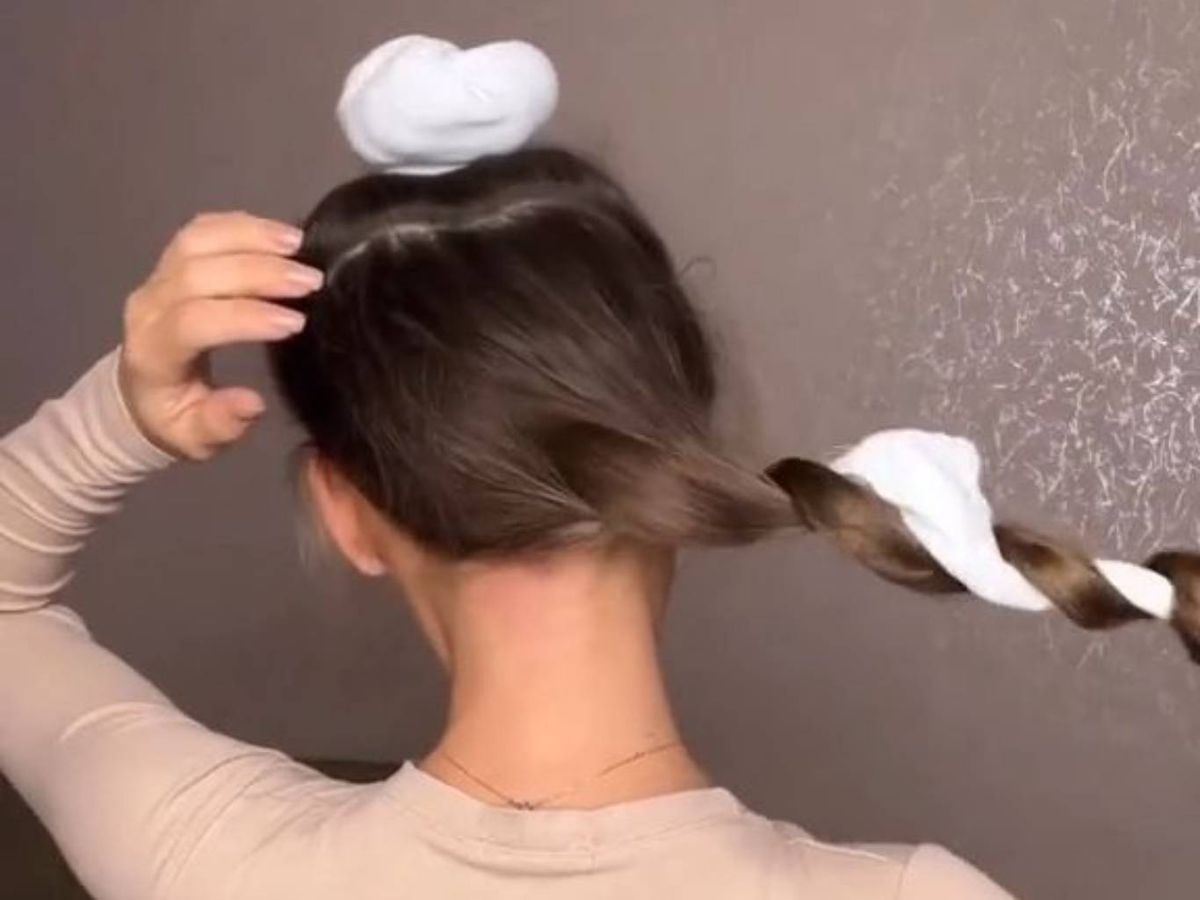 Enrolla cada mechón en un calcetín suave y haz un nudo para fijarlo.