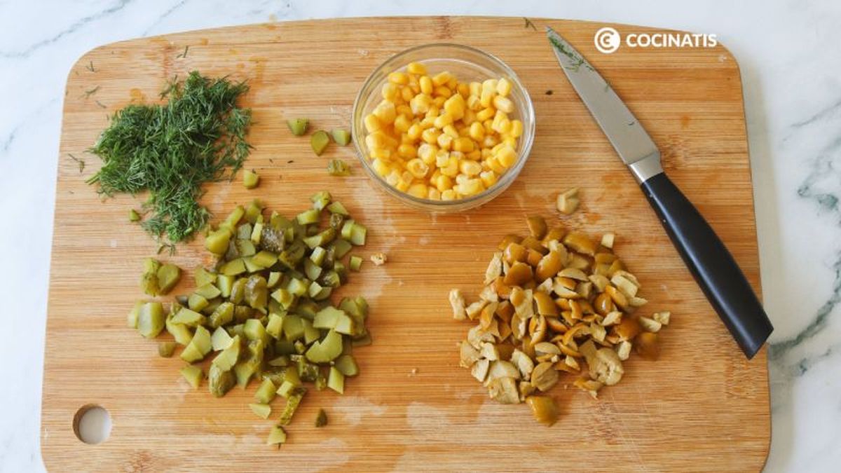 Picamos los encurtidos y el eneldo
