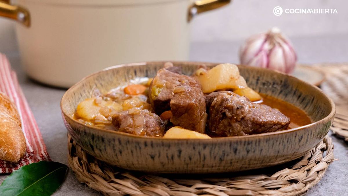 Estofado de cerdo, un plato tradicional cocinado en la cazuela