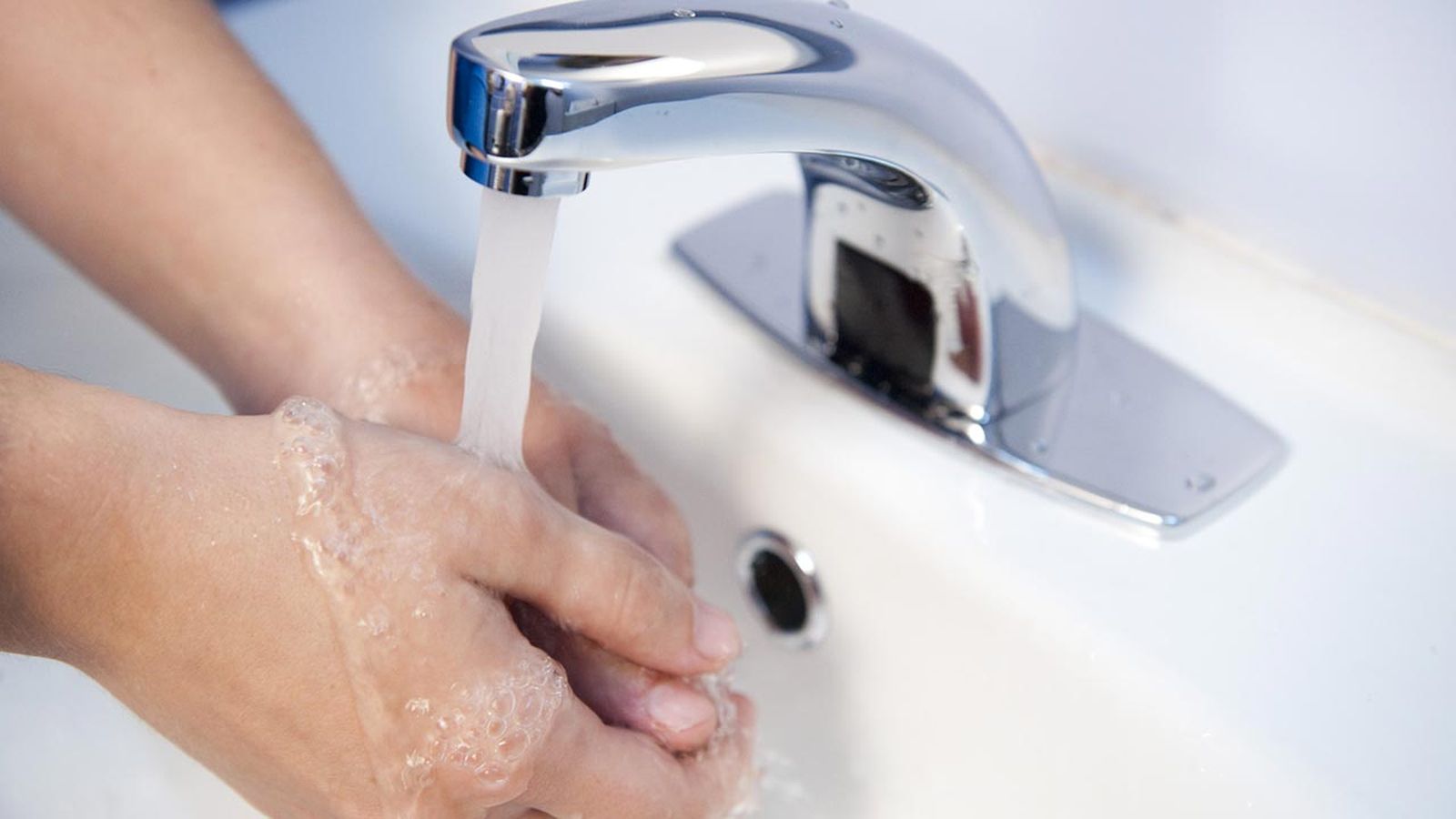 Instalar grifo automático en lavabo paso 8