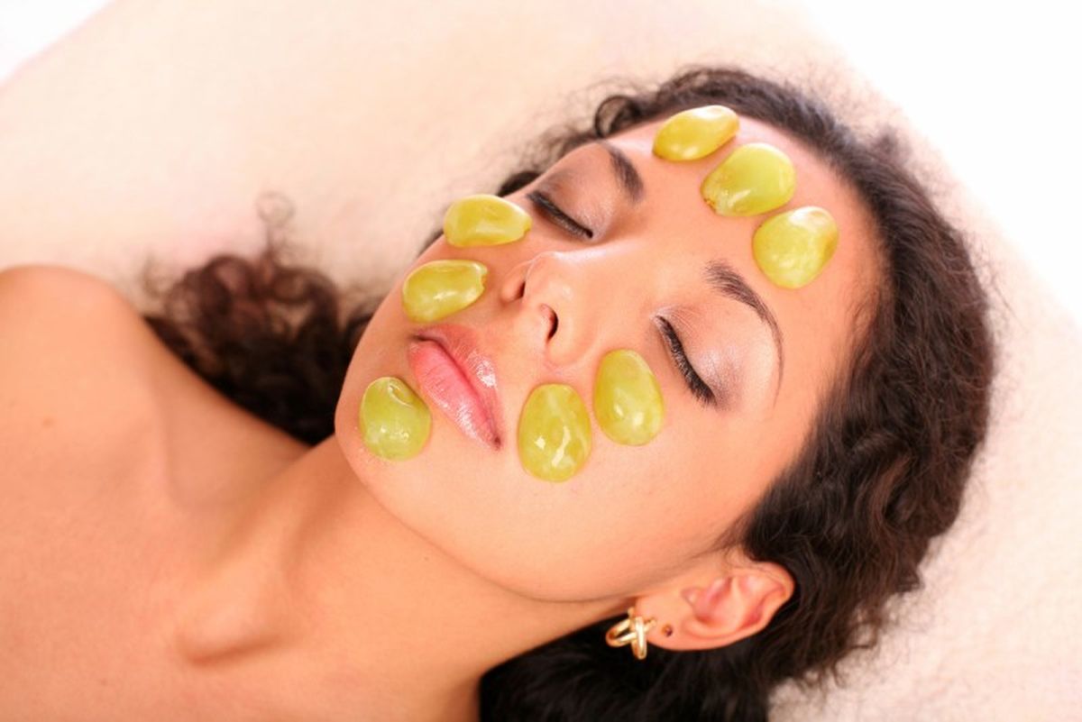 Aplicación de uvas directamente en el rostro
