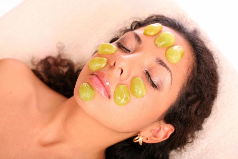 Aplicación de uvas directamente en el rostro