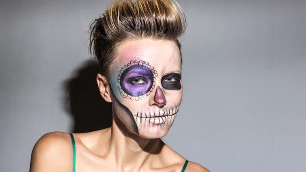 Puedes usar sombras de ojos para matizar y fijar la pintura de colores