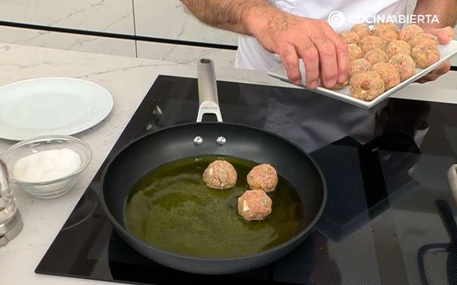 Fríe las albóndigas de bonito hasta que estén doradas