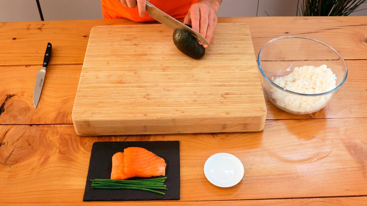 Receta de sushi de salmón y aguacate   paso 4