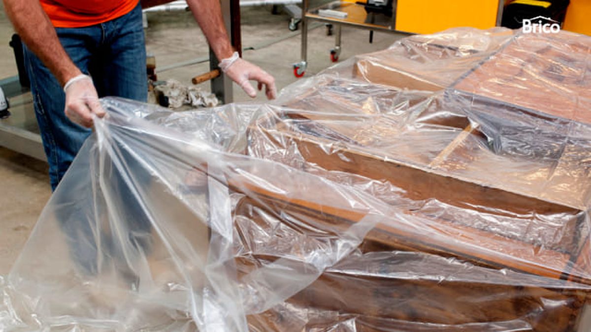 como restaurar un mueble antiguo de madera barnizado 8