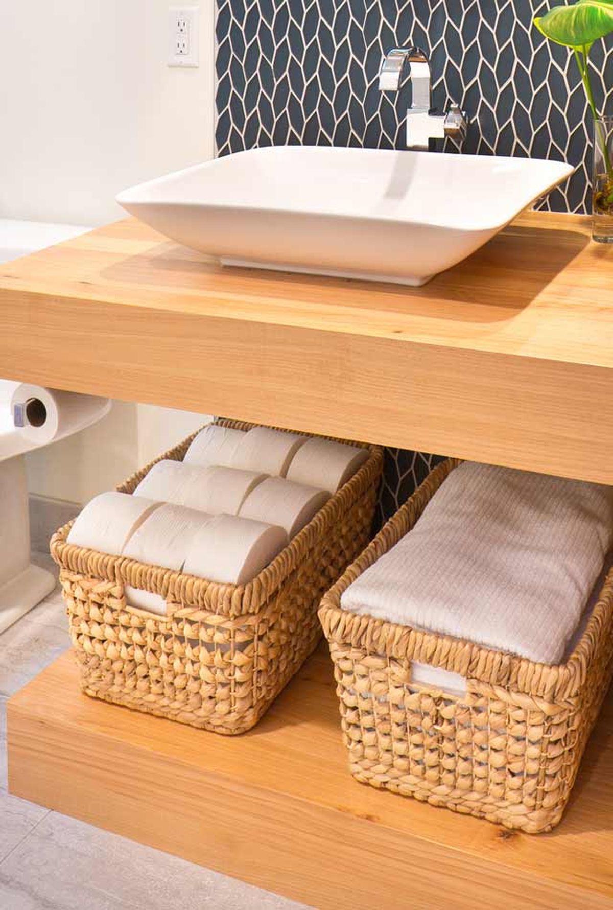 como organizar bano pequeno guardar papel armario