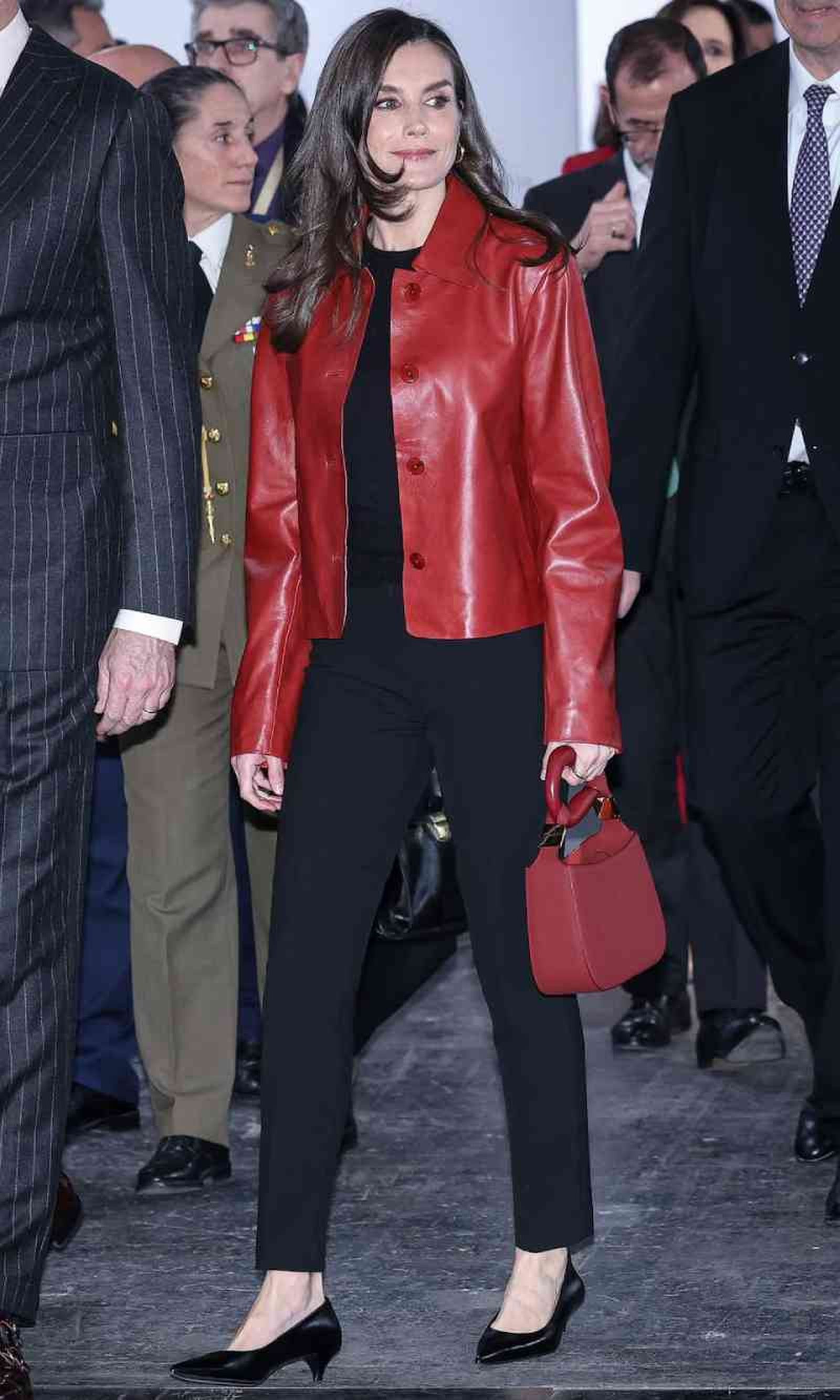La reina Letizia con chaqueta de cuero roja de Mango y bolso de piel vegana de Maison Admire