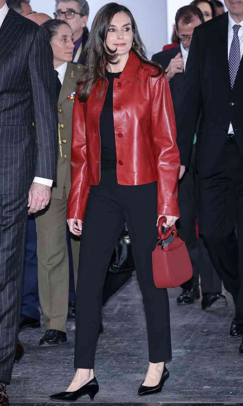 La reina Letizia con chaqueta de cuero roja de Mango y bolso de piel vegana de Maison Admire