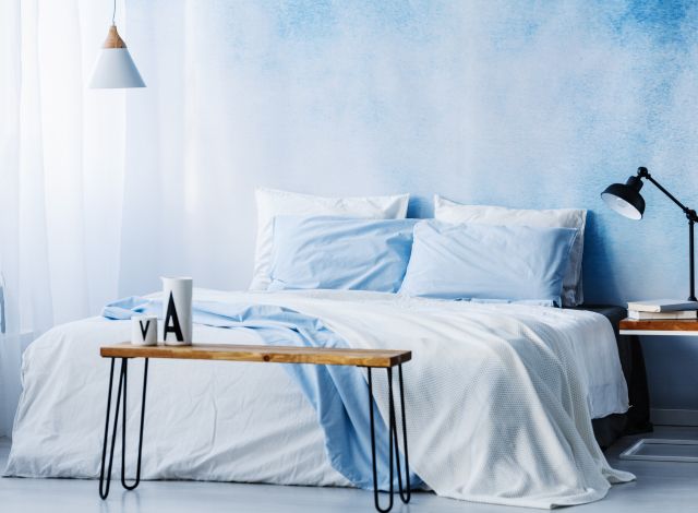 dormitorio pared pintada esponja azul