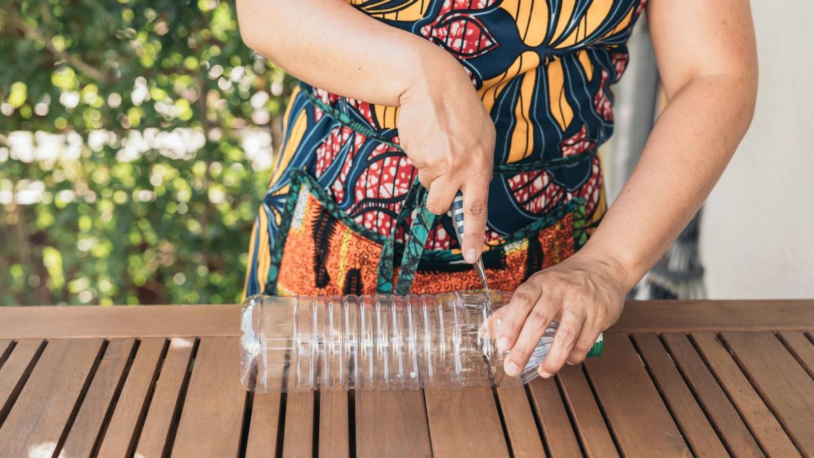 Cortar una botella de plástico para hacer un deshumidificador casero.
