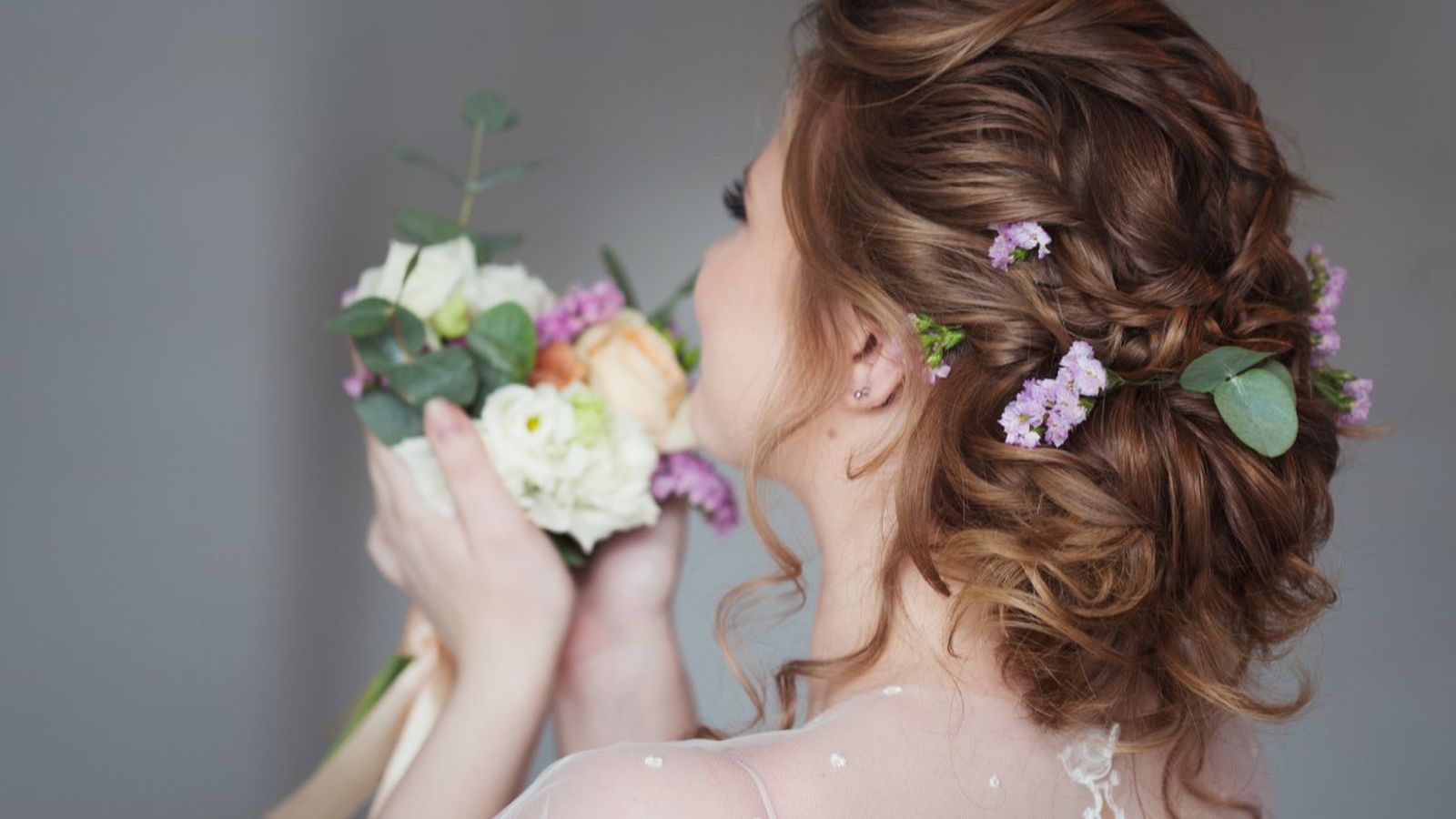 Los recogidos románticos requieren un acabado natural