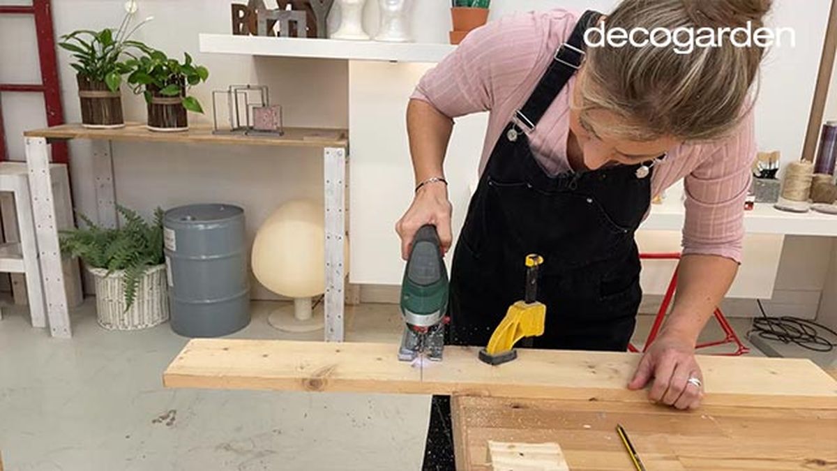 como hacer una estanteria para el cafe con un pale paso 6