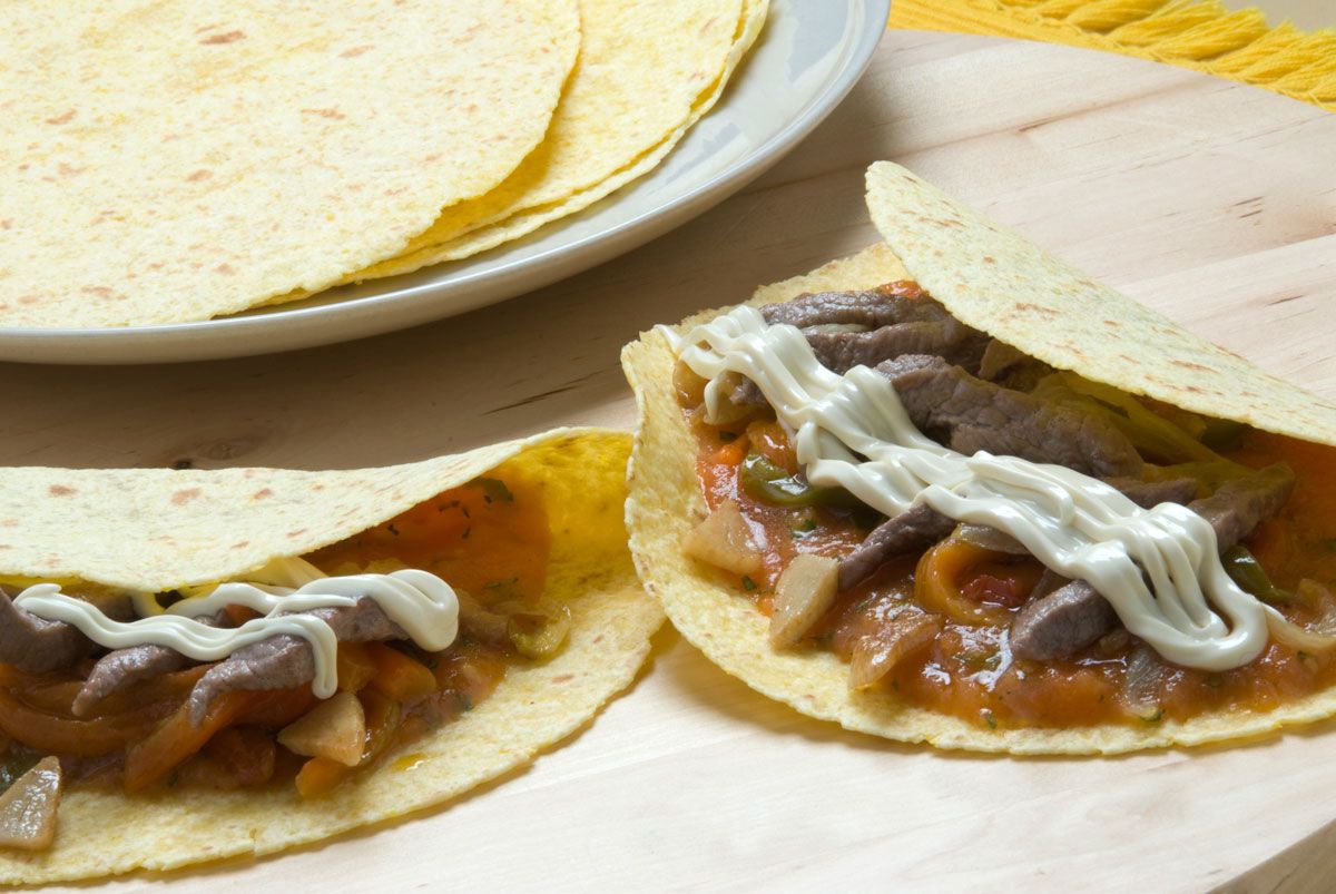 338B Taco de ternera, verduras y queso con salsa picante xl