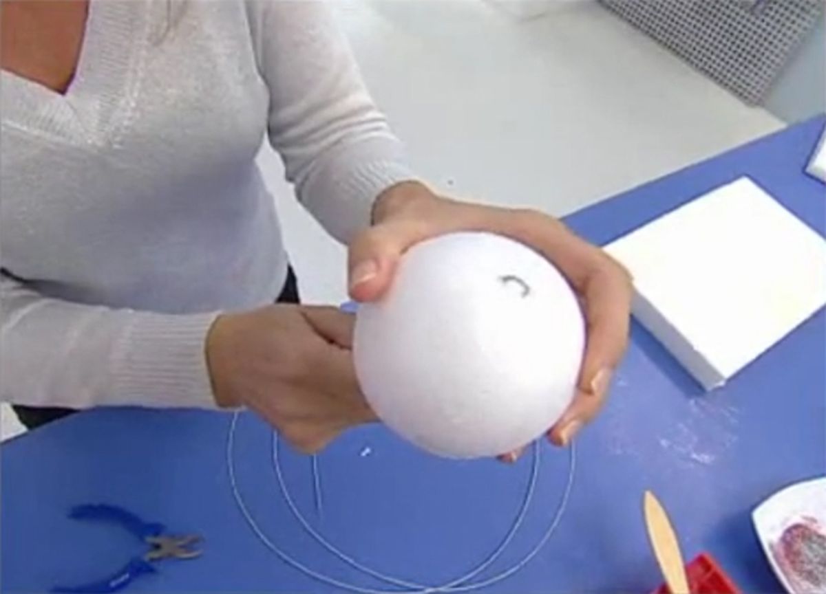 Bolas y cintas de estaño para decorar el árbol de Navidad paso 1