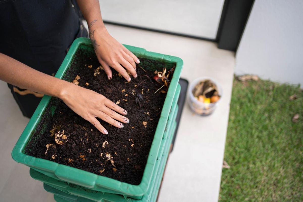 El compostaje es una de las  prácticas de jardinería sostenibles para reducir nuestro impacto medioambiental.