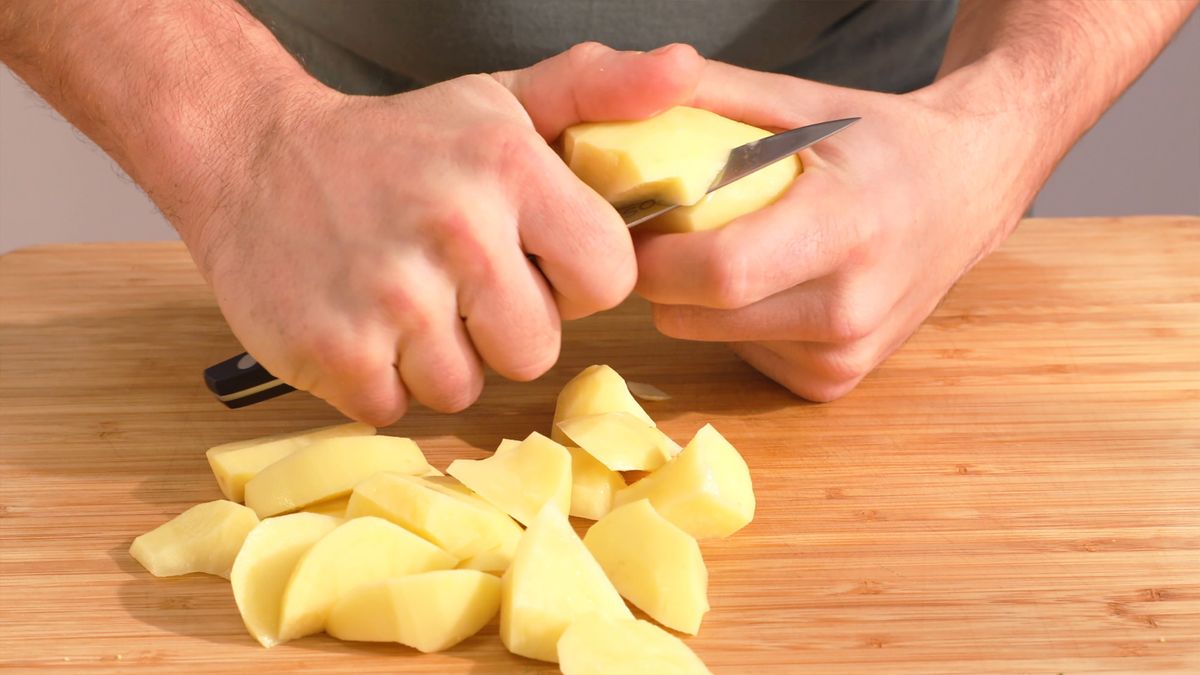 Pela y corta las patatas en trozos, un paso esencial para lograr una textura suave en la crema de brócol | Fotos: Cocinatis