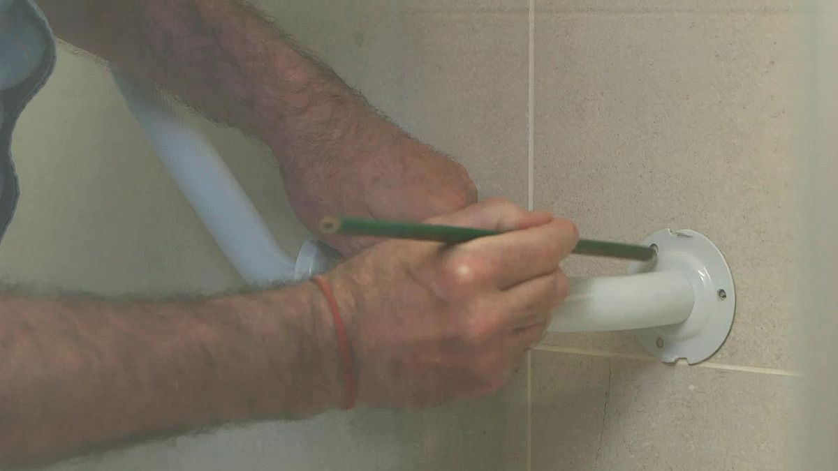 Como colocar accesorios de seguridad en el bano paso 1