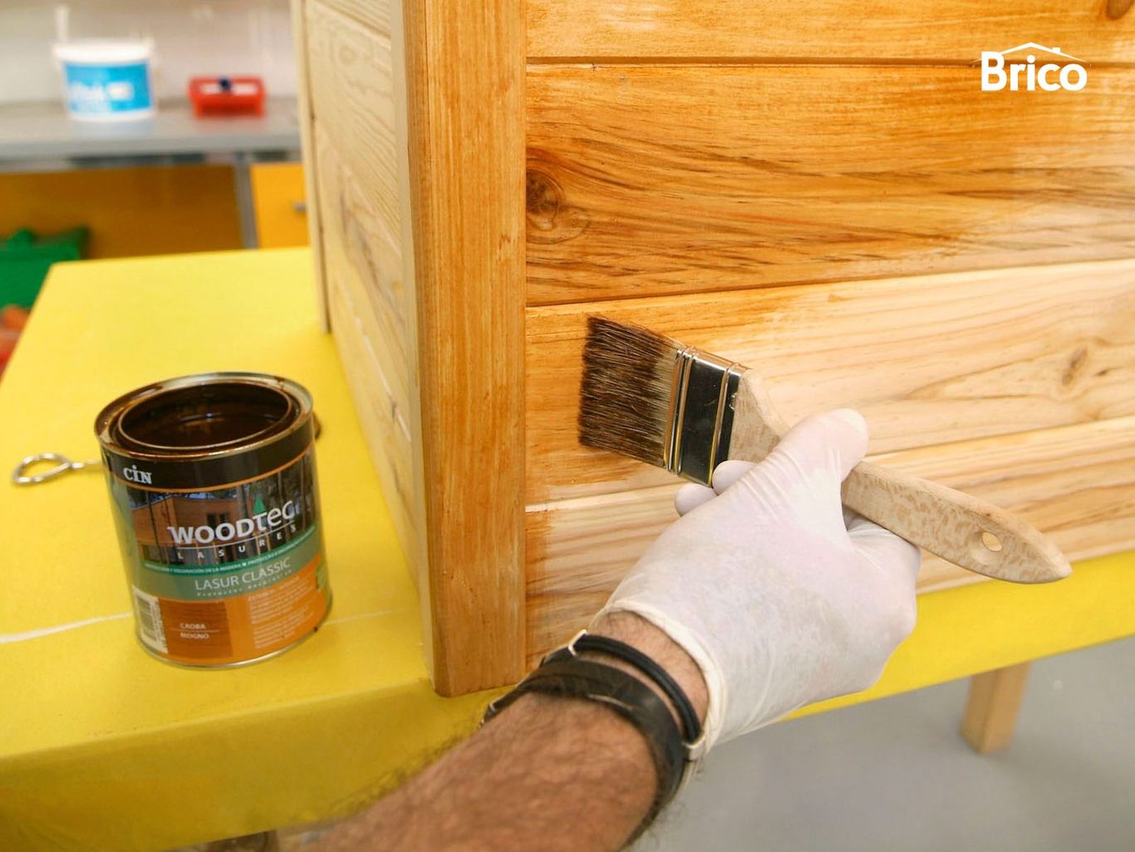 Aplicando lasur en un baúl de madera