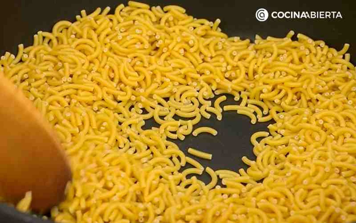 Dora los fideos y reserva