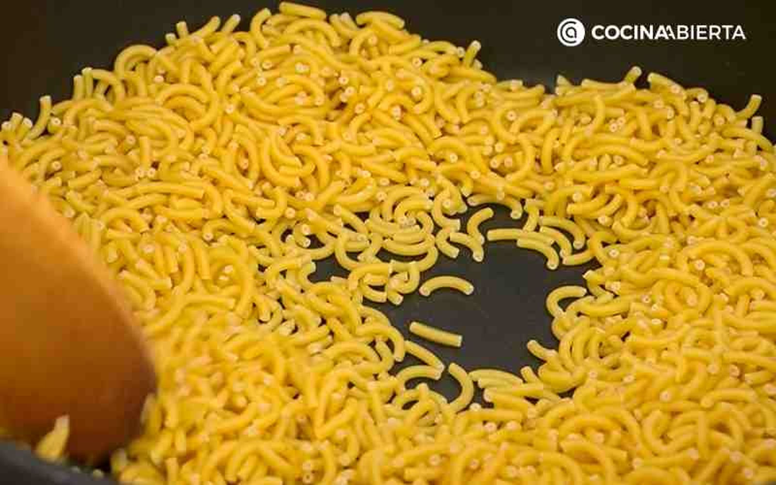 Dora los fideos y reserva