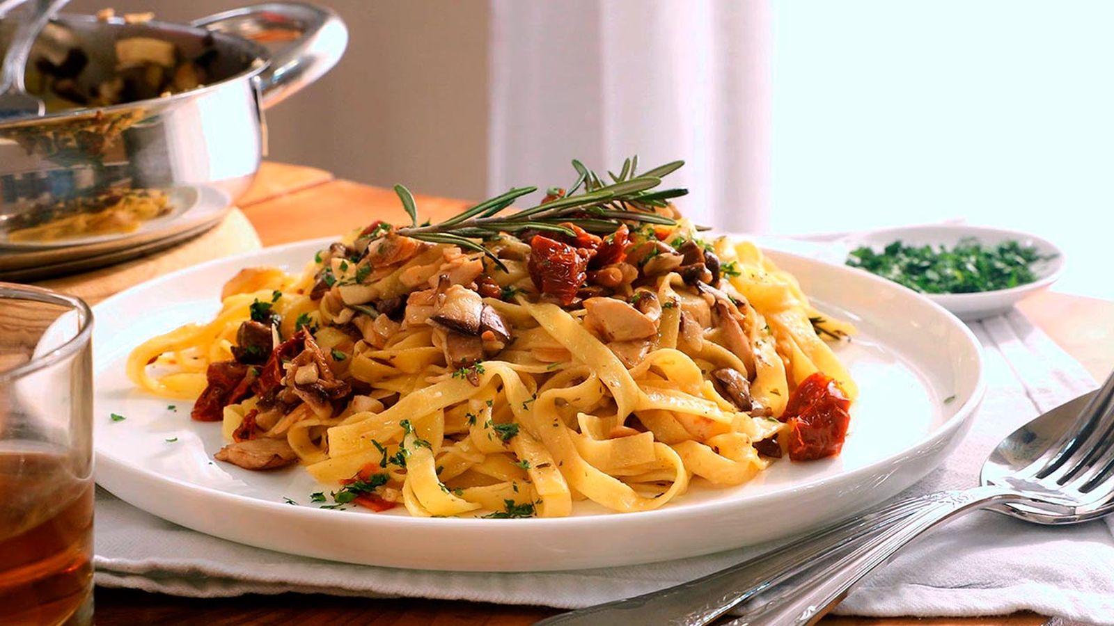 Receta de tagliatelle con setas, tomate seco y almendras
