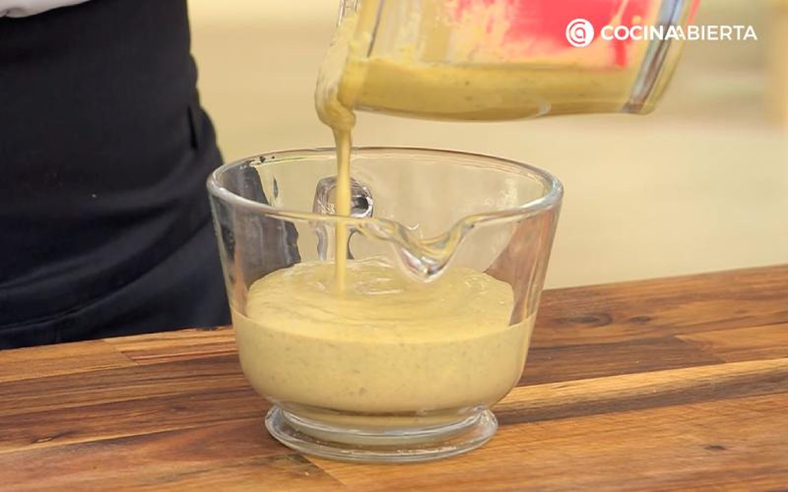 Vierte la salsa tonnato