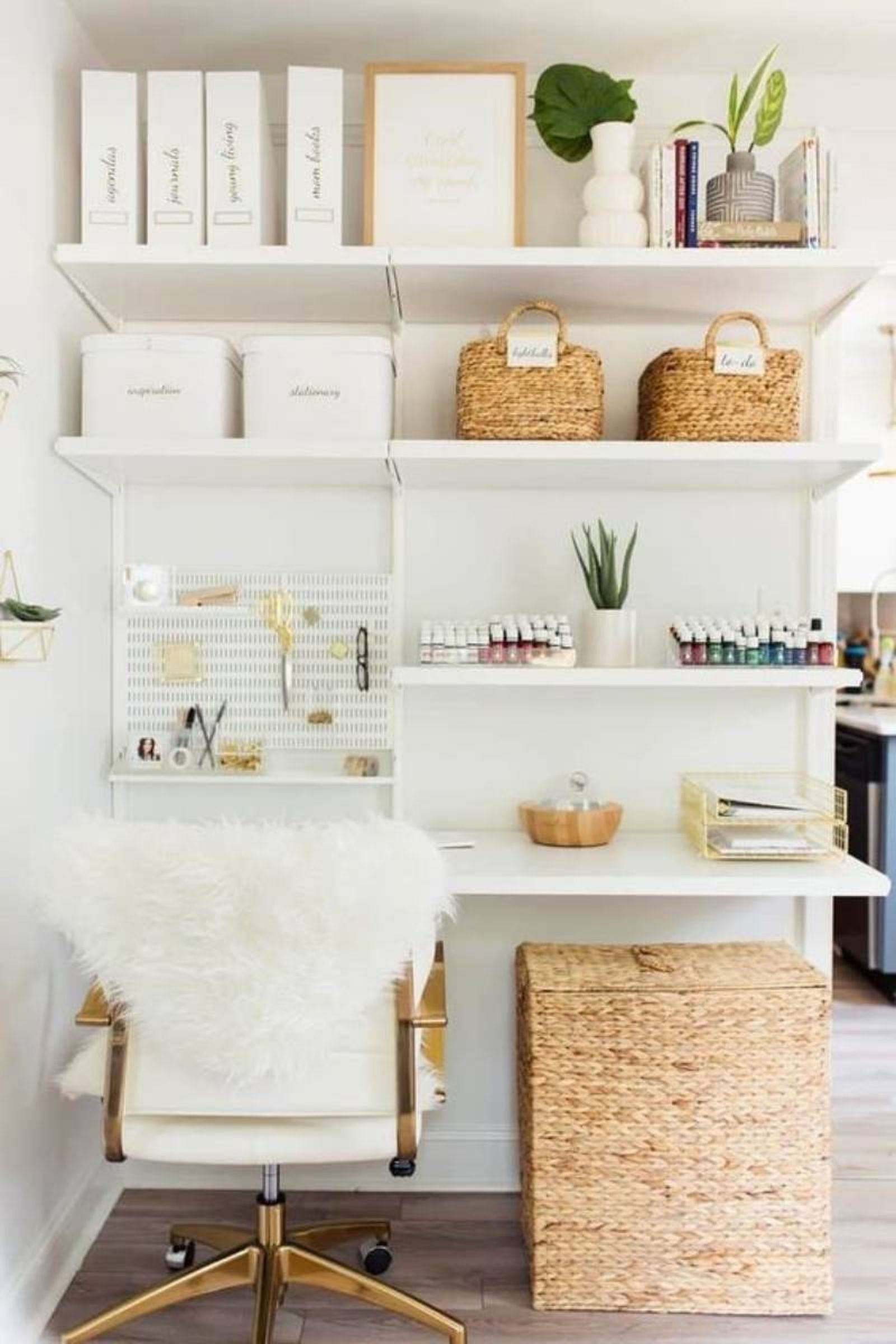 Estudio acogedor decorado con cestas de fibras naturales.