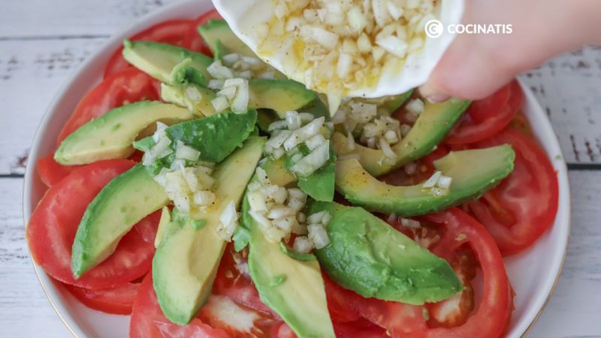 Aliñamos la ensalada de tomate