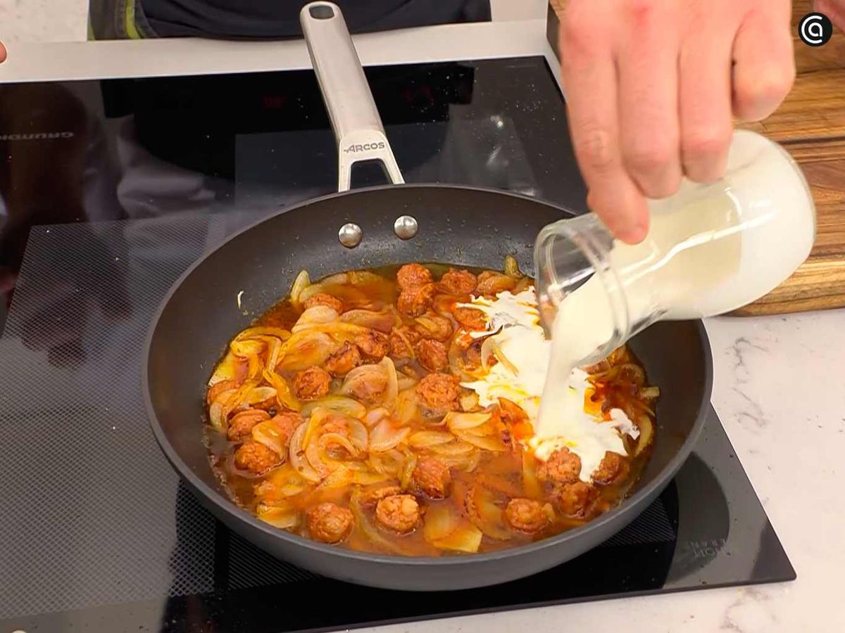 Cocina la txistorra con la cebolleta, nata y caldo