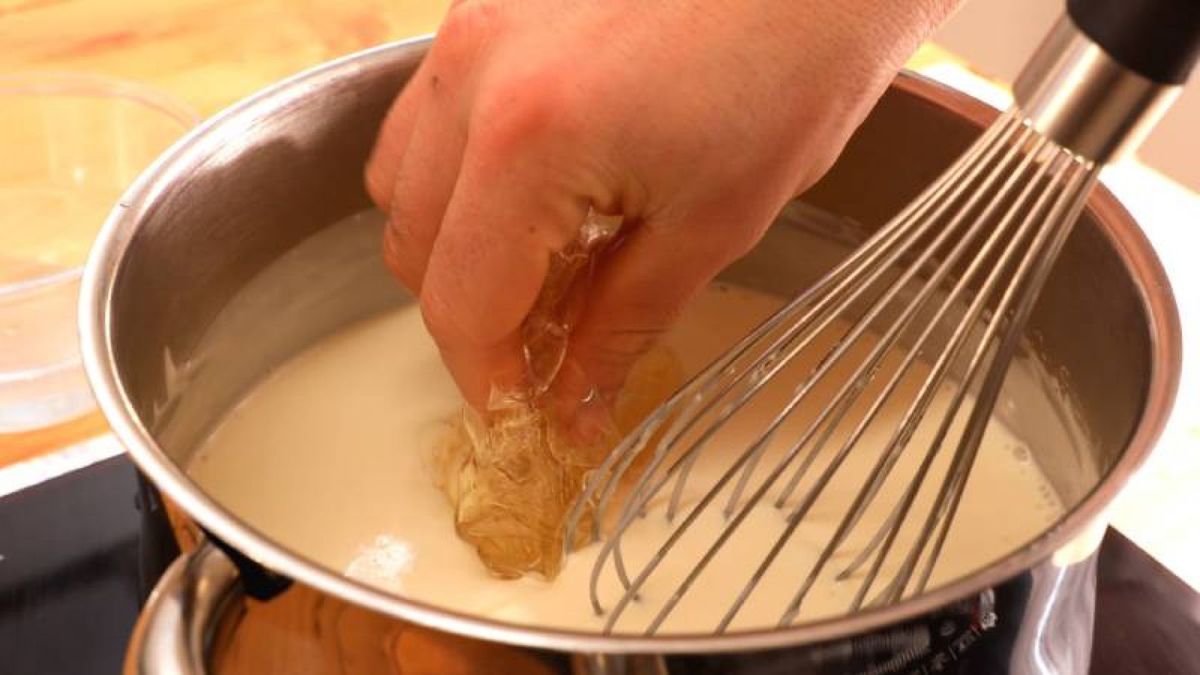 Cocina el queso crema, azúcar y nata, añade la gelatina hidratada y remueve para una mezcla suave