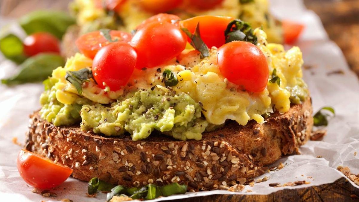 tostada con aguacate y huevo 1