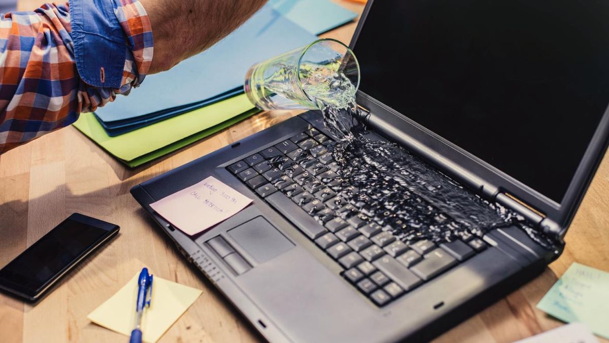 Un ordenador mojado puede ser un problema importante.