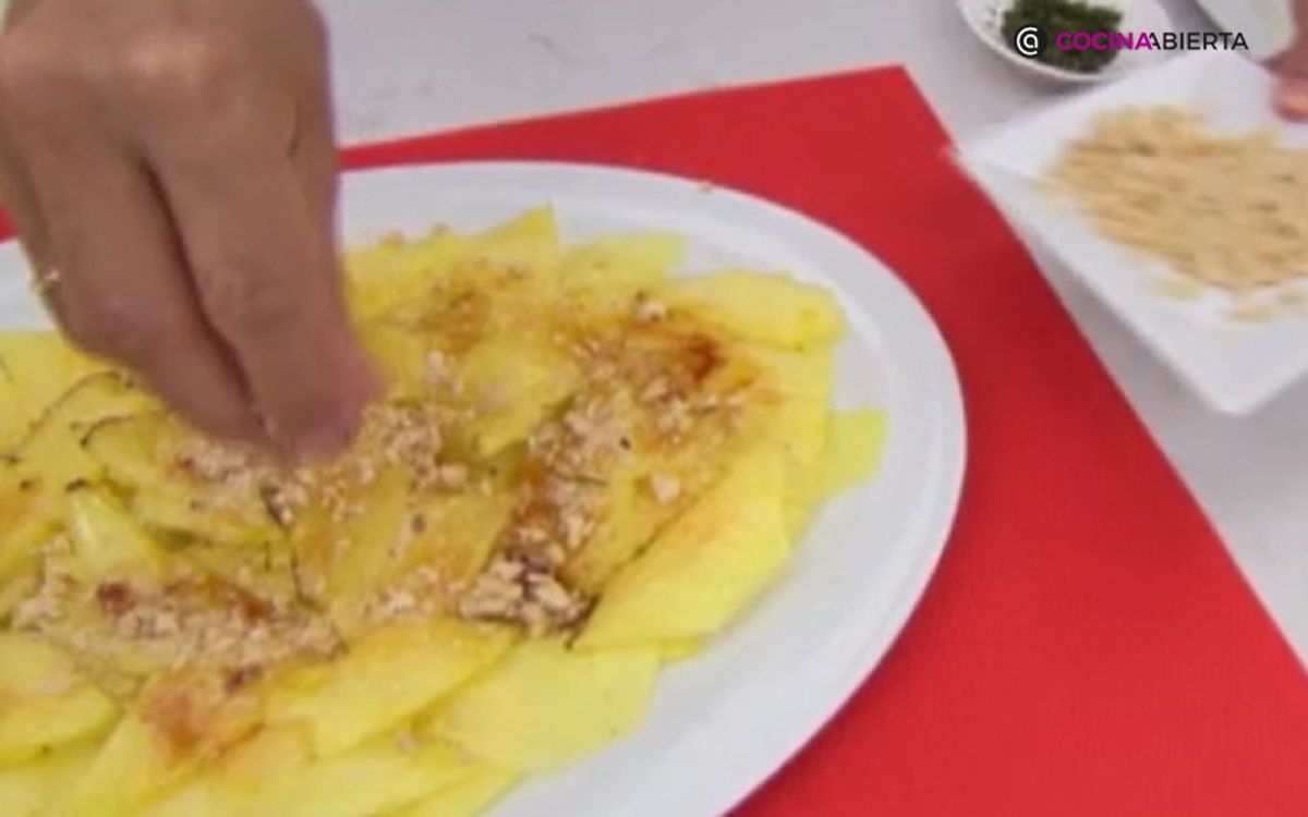 Espolvorea avellanas sobre la piña caramelizada para darle un toque crujiente