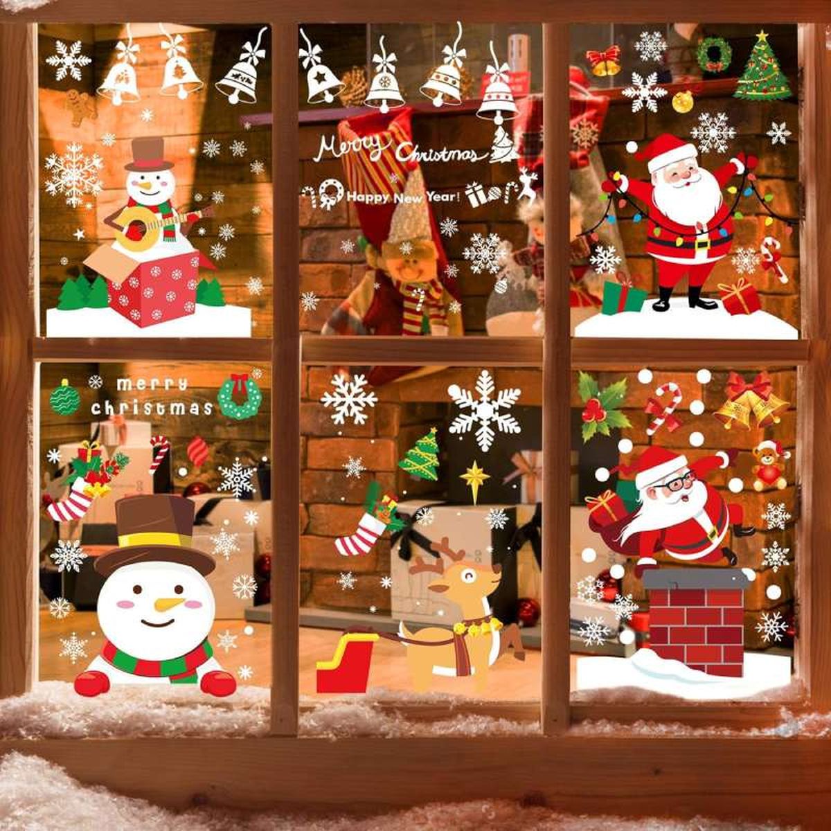 Ventana con stickers adhesivos decorativos de Navidad.