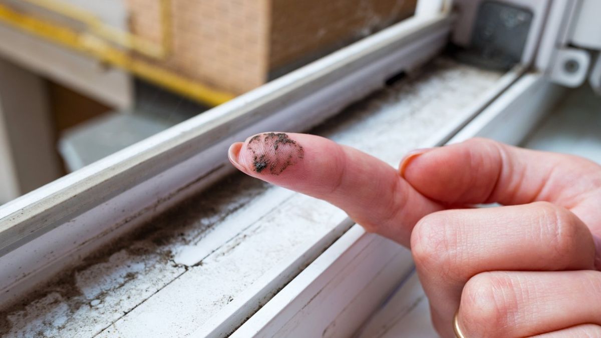 Despídete de la suciedad de los rieles con este truco viral