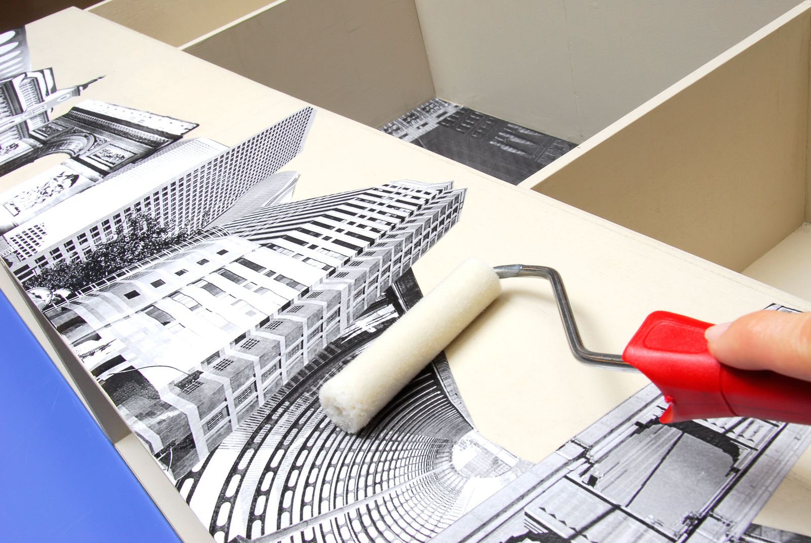 Mesa de centro decorada con la técnica collage paso 7