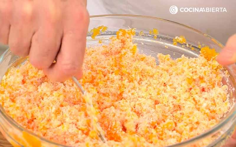 Mezcla el coco rallado con las zanahorias