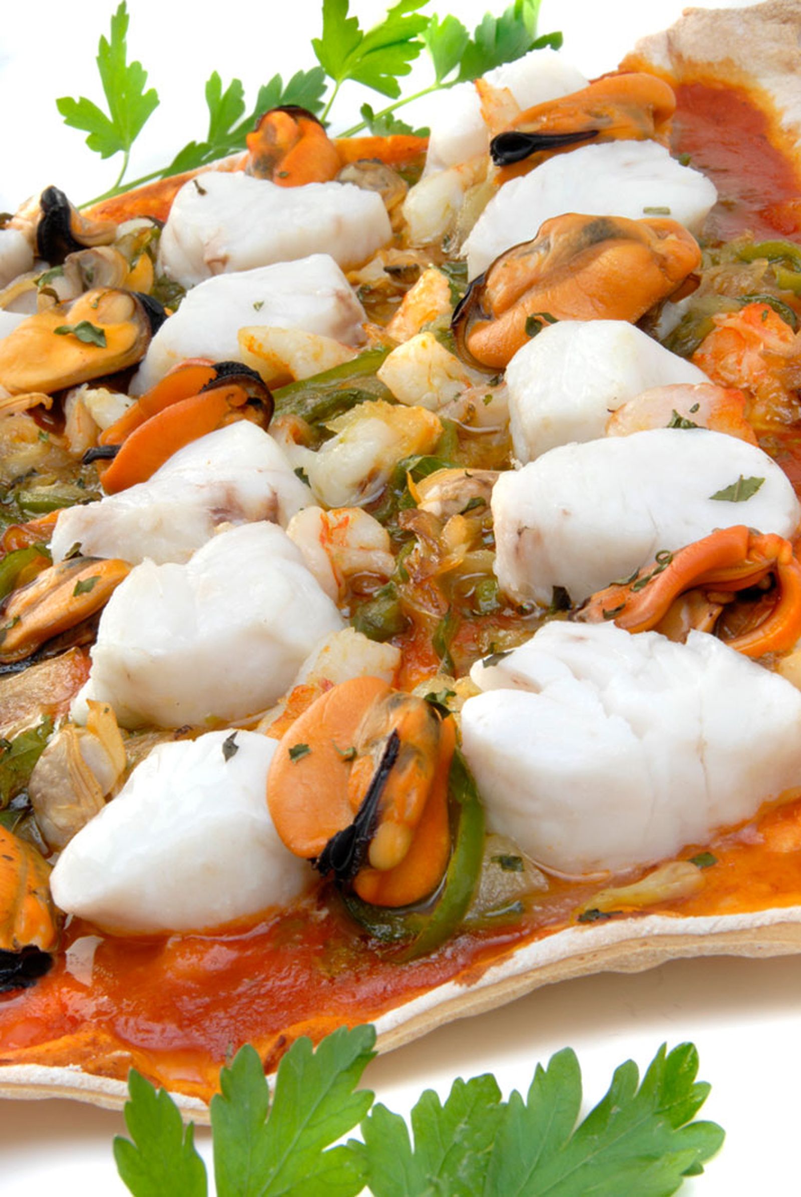 Pizza de pescado con albahaca