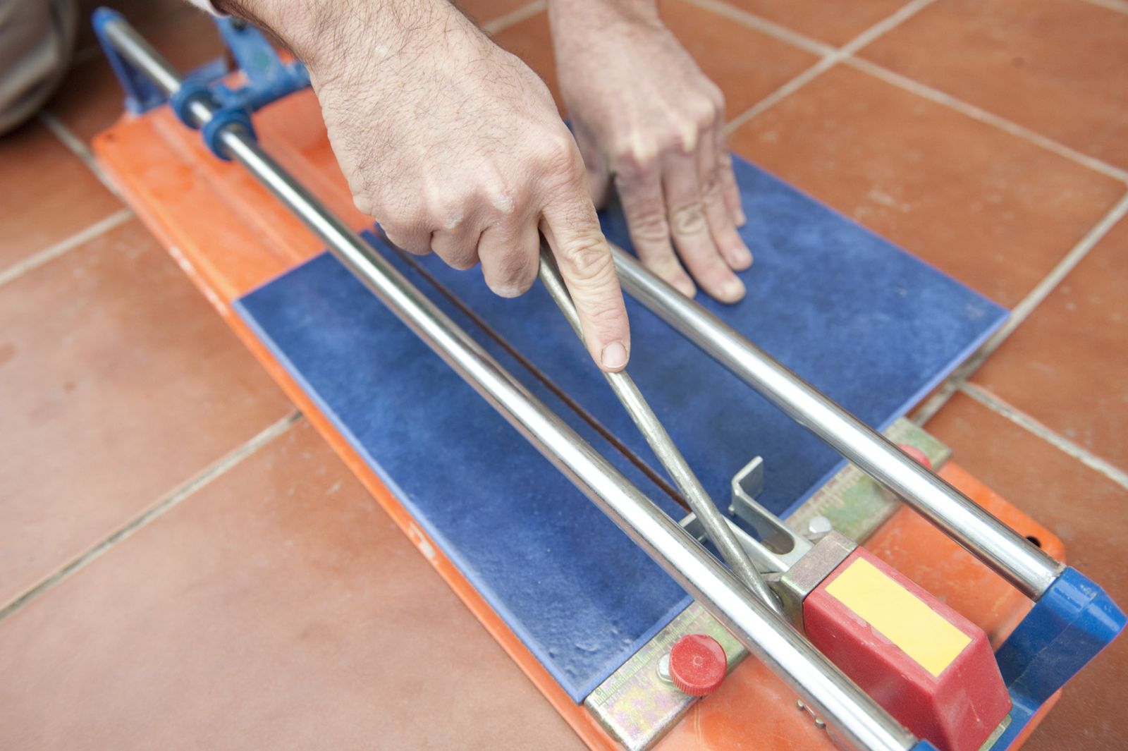 Cómo cortar baldosas y azulejos paso 2