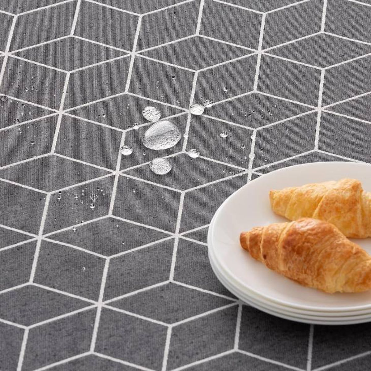 Mantel antimanchas con con estampado geométrico en color oscuro.